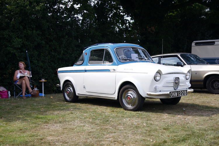 Classics on the Green, Croxley. Retro Rides